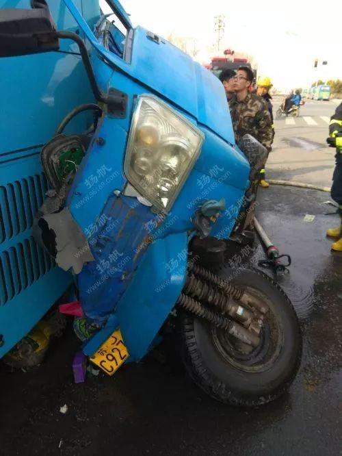 浦东新区：锦绣路华夏西路三轮车遭SUV撞击侧翻十字路口, 你怎么看上海一集卡车侧翻致5死未交付先“翻车”，智己真的能拯救上汽新能源吗